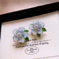 Elegante hellblaue Blumen-Ohrstecker mit zentralen Perlen und grünen Emaille-Blattakzenten - 50# Floral Pearl Enamel Leaf Style / Himmelblau/Smaragdgrün