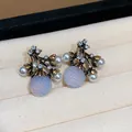 Détail de boucles d'oreilles vintage françaises avec perles, strass et perles bleues - Boucles d'Oreilles Uniquement / Or-Blanc