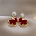 Primo piano di eleganti orecchini a cavallo a dondolo rossi con perle e cristalli lucenti - 12# Stile Ciondolo Cavallo Perla (Oro Rosso)