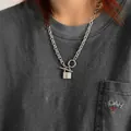 Collier en acier titane avec pendentif cadenas et fermoir T sur un t-shirt gris - Pendentif Serrure Style Fermoir à Bascule (22# Argent)