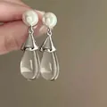 Elegantes pendientes de gota con perla y detalle de colgante de resina transparente - Blanco Plateado