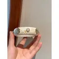Bracciale rigido vintage in resina crema con conchiglie dorate e perla sintetica centrale - Bianco Sporco