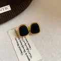 Elegantes pendientes de botón cuadrados flocados negros con borde dorado - Cuadrado / Aguja de plata / Negro