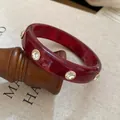 Bracciale rigido vintage in resina rossa con cristalli dorati per un elegante look retrò - Marrone Rosso