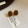 Elegantes pendientes de botón cuadrados flocados marrones con borde de metal dorado - Cuadrado / Aguja de plata / Marrón