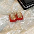 Vue détaillée de boucles d'oreilles carrées en résine rouge avec accents dorés - Style Géométrique Carré (18#)