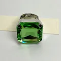 Anello color argento audace con una grande pietra preziosa verde quadrata dal design unico - Stile Aperto Quadrato (HR2926-1) / Verde