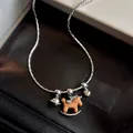 Mooie vintage zilveren ketting met bruine paardenhanger en klein hartje op zwart leer - Multi-Hanger Retro Stijl (47#)