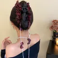 Détail d'une pince à cheveux à fleurs en tissu rouge avec glands en perles blanches - 23# Pince à griffes - Rouge - Style gland perle rouge foncé