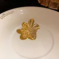 Primer plano detallado de un anillo de flor dorado abierto con diseño de pétalos - Diseño de Flor (HR1510) / Dorado