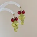 Pendientes artesanales de racimo de uvas rojas y verdes con agujas de plata de ley 925 - Pendientes Botón Uva / Rojo y Verde