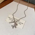 Detail einer silbernen Pferdehalskette mit funkelnden Zirkonia auf Stoffhintergrund - Pferd Und Anhänger-Etikett Stil / Silber