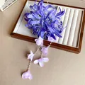 Fermaglio per capelli con fiori artificiali 3D viola e petali a cascata - Clip a Artiglio con Nappa (4) / Viola