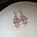 Détail macro de boucles d'oreilles en cristal de verre rose en forme de cœur avec zircons - Style Pompon Cœur (Clip d'Oreille Argenté) / Rose