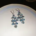 Vue détaillée de boucles d'oreilles cœur à pampilles bleues et crochets zircon - Style Pompon Cœur (Clip d'Oreille Argenté) / Bleu