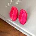 Primer plano de pendientes de esmalte rosa ovalados irregulares sobre gris - Óvalo Irregular (HE28177) / Rosa