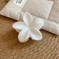 Dettaglio macro della molletta per capelli a fiore di frangipane in acrilico bianco - 1# Pinza - Bianco