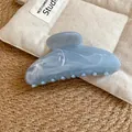 Dettaglio di un fermaglio per capelli in acrilico marmorizzato blu su un tappeto intrecciato - 4# Pinza - Blu