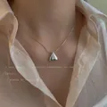 Collier pendentif cœur minimaliste en argent sur un modèle pour un look délicat. - Collier Cœur Poli Argenté