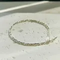 Bracelet minimaliste élégant en perles d'argent sur pierre blanche texturée - Argent brisé / Argent