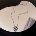 Elegante collana di perline argentate con un classico ciondolo a cuore a scacchi nero e bianco - Cuore a Scacchiera in Smalto Bianco e Nero