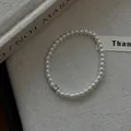 Bracelet de perles minimaliste élégant avec une breloque en zircone cubique carrée. - Blanc