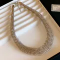 Detailansicht eines markanten Metall-Feder-Chokers in Silber-Optik für trendigen Look - Großer Federstil / Silber