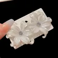 Detalle macro de pendientes de flor blanca con una piedra de circón central brillante - Estilo de Flor (HE19153) / Perno de plata-Blanco
