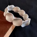 Detailansicht eines minimalistischen silbernen Metallarmbands mit strukturierten Gliedern - Gehämmertes Kreis-Stil (WB089) / Silber