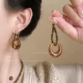 Dettaglio di orecchini a cerchio vintage con perline marroni in stile Maillard e oro - Stile 28 (N. 28) / Perno in argento 925 / Marrone