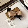 Detalle macro de la elegante pinza de pelo con lazo de tweed y texturas de otoño - 36# Pinza de pico de pato / Amarillo Beige