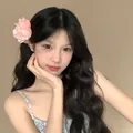 Elegante fermaglio per capelli con fiore in tessuto 3D rosa per un dolce look estivo su capelli neri - Fermagli per capelli a becco d'anatra / Rosa