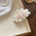 Molletta per capelli floreale ricamata 3D con delicati petali bianchi e dettagli rosa - Clip a Scatto Ricamata (38) / Bianco