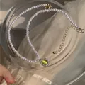Elegante französische Retro-Perlenkette mit grünem Katzenaugen-Anhänger für Vintage-Look - Grüne Perlenkette mit Ovalem Anhänger