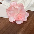 Molletta per capelli a forma di fiore in tessuto rosa con petali a strati per uno stile elegante. - Clip a Artiglio (21) / Rosa