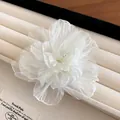 Elegante fermaglio per capelli con fiore in tessuto 3D bianco per un look estivo dolce - Clip a Becco d'Anatra (37) / Bianco