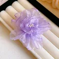 Elegante fermaglio per capelli a fiore in organza lilla su vassoio per gioielli in velluto bianco - Clip a Becco d'Anatra (36) / Viola