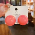 Dettaglio di grandi orecchini a sfera rosa corallo con ago in argento S925 su carta - Orecchino a Sfera / Rosa Rosso