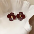 Eleganti orecchini a lobo a fiore rosso scuro con centro dorato su una conchiglia bianca - 23# Ago D'argento-rosso