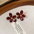 Eleganti orecchini a lobo vintage a forma di fiore rosso scuro con finitura laccata lucida. - 38# Perno in Argento - Rosso