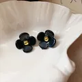 Orecchini vintage fiore nero con perla dorata centrale su vassoio bianco a conchiglia - Ago D'argento 24# - Nero