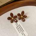 Eleganti orecchini a lobo vintage a forma di fiore marrone con finitura lucida e perla dorata - 40# Perno in Argento - Marrone