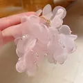 Primer plano de pendientes de flores de malla rosa con cuentas de cristal y aros - Pin de plata 925 / Rosa