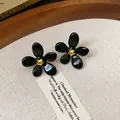 Eleganti orecchini vintage a bottone a forma di fiore nero con centro dorato di lusso. - 39# Nero con Perno in Argento