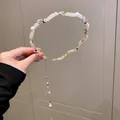 Elegante cerchietto dorato con perle bianche e un delicato ciondolo a catena lunga - Cerchietto con Nappina a Conchiglia Stella Marina (14#)