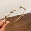 Elegante cerchietto in filo dorato con perle color crema e fiori di mughetto verdi - Cerchietto con Foglia di Fiore di Perla Oro (20#)