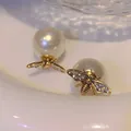 Eleganti orecchini a lobo ape vintage con strass scintillanti e grandi perle bianche - Stile Ape (HE16476) / Oro