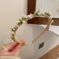 Elegante cerchietto con perle e fiori di mughetto su base intrecciata dorata per donna - Cerchietto con Fiore di Mughetto (59#)