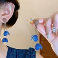 Eleganti orecchini pendenti vintage con petali blu e perline marroni opache - Ago D'argento N. 22 - Marrone - Blu