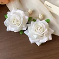 Detalle de pendientes de rosa de tela blanca con elegantes cierres envueltos en rafia - Pendientes de Botón (HE30753) / Blanco